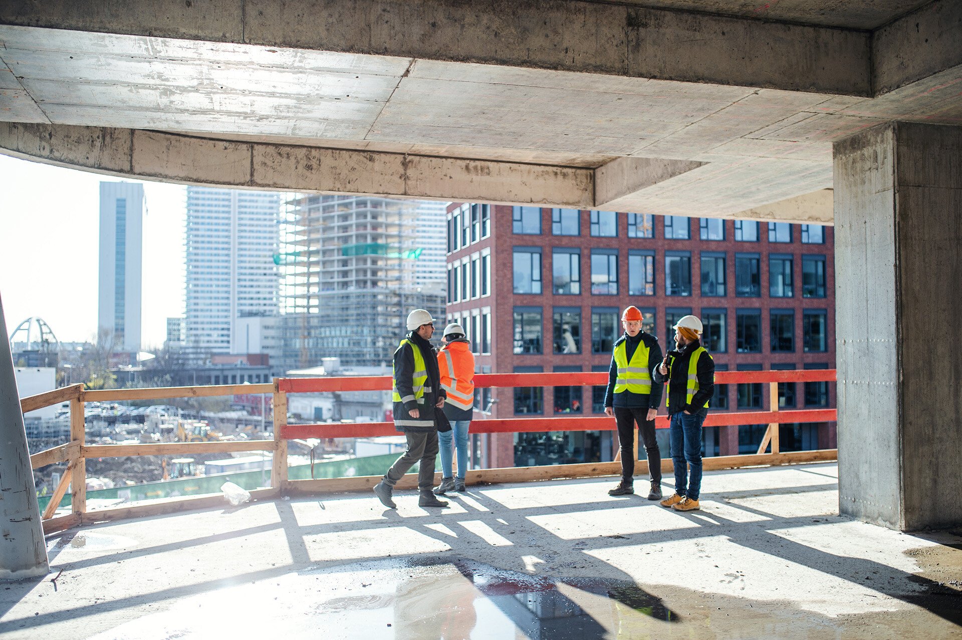 Équipe de professionnels collaborant sur un chantier de construction